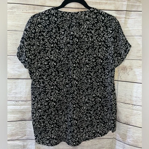 🤎3/$10 Pleione Black and White Floral Blouse Size Medium - Picture 4 of 5